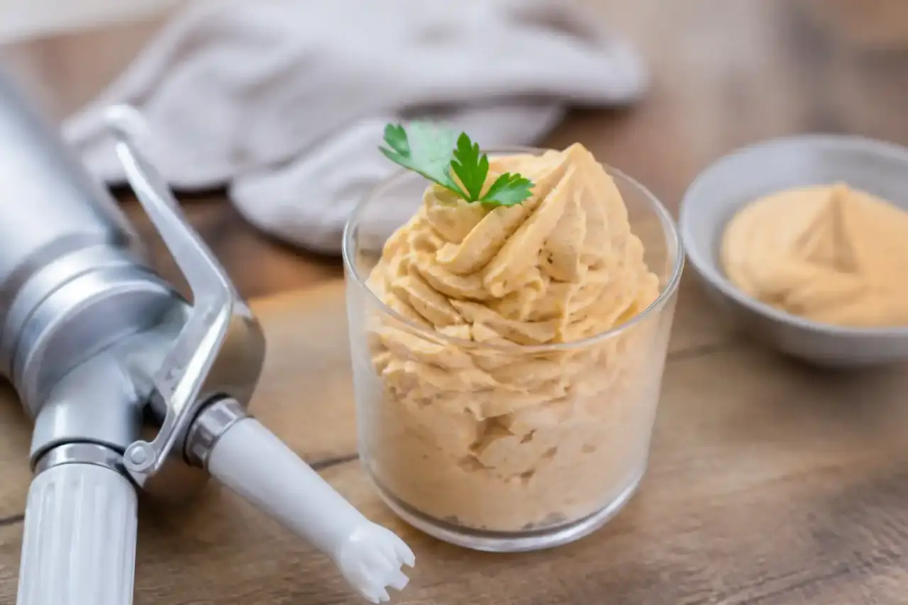 Espuma salée au siphon : la technique qui transforme un reste en plat d'apéritif